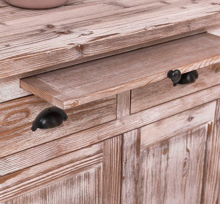 Breiter Buffetschrank aus Massivholz im Landhausstil -