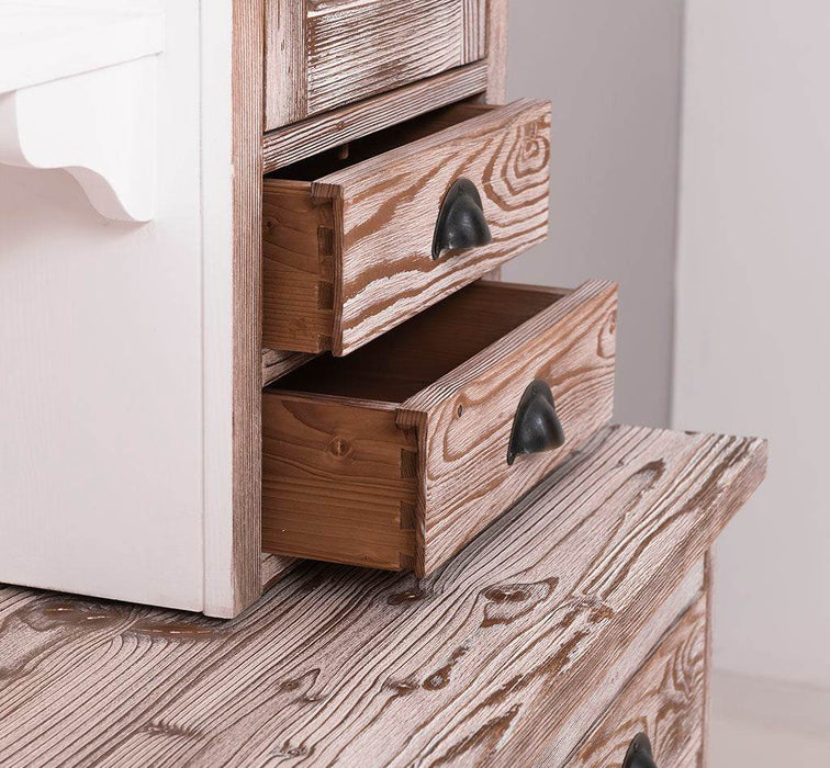 Breiter Buffetschrank aus Massivholz im Landhausstil -