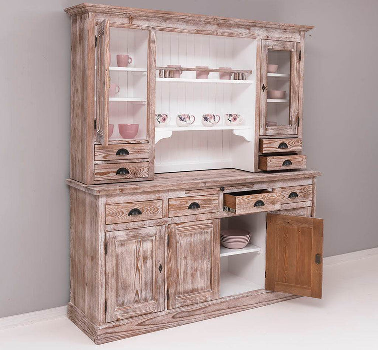 Breiter Buffetschrank aus Massivholz im Landhausstil -