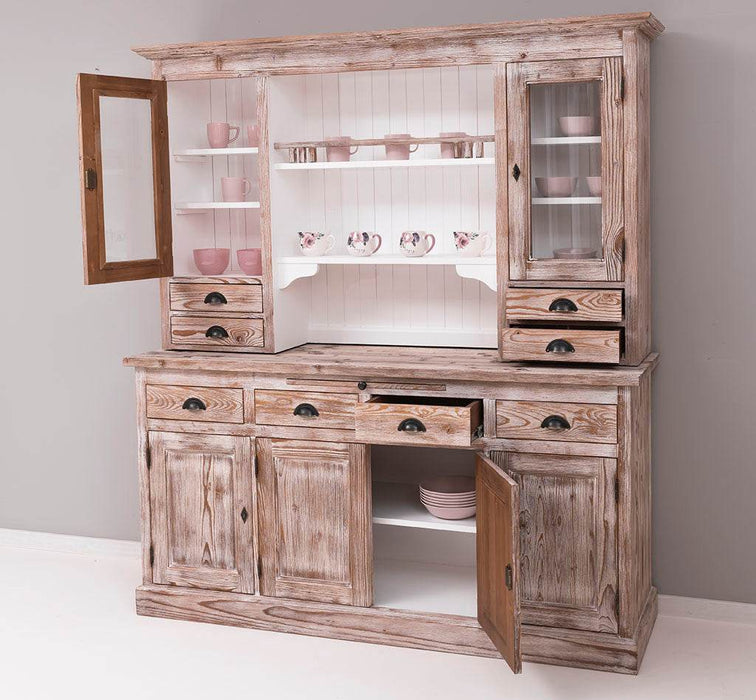 Breiter Buffetschrank aus Massivholz im Landhausstil -