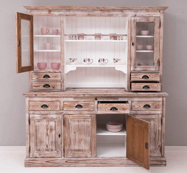 Breiter Buffetschrank aus Massivholz im Landhausstil -