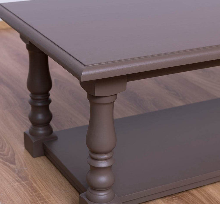 Couchtisch aus Massivholz mit gedrechselten Beinen und Ablage -