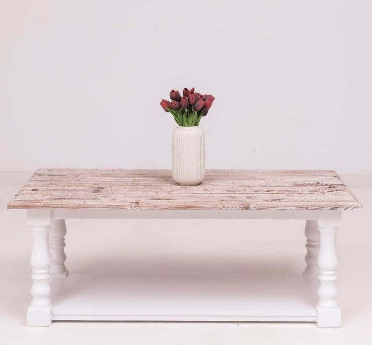 Couchtisch aus Massivholz mit gedrechselten Beinen und Ablage -