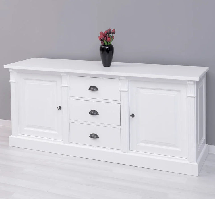 Dreitüriges Sideboard aus Massivholz im Landhausstil mit Ornamenten