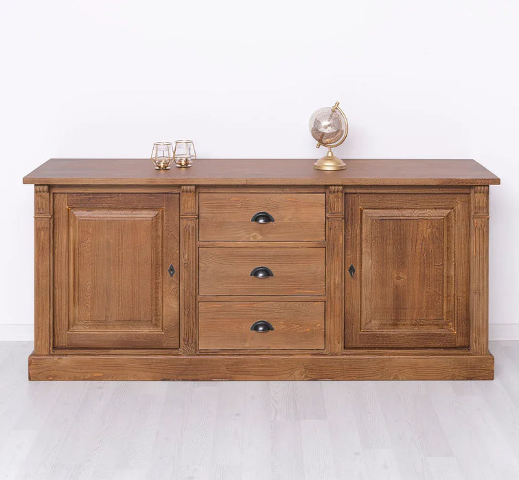 Dreitüriges Sideboard aus Massivholz im Landhausstil mit Ornamenten