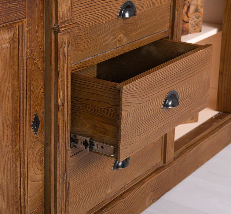 Dreitüriges Sideboard aus Massivholz im Landhausstil mit Ornamenten