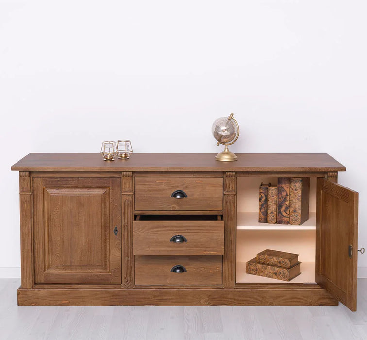 Dreitüriges Sideboard aus Massivholz im Landhausstil mit Ornamenten