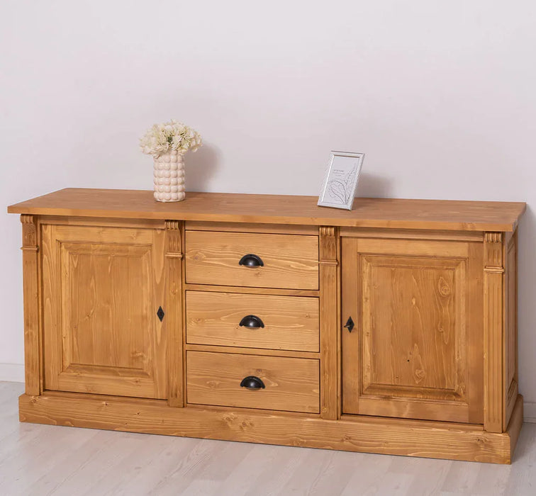 Dreitüriges Sideboard aus Massivholz im Landhausstil mit Ornamenten