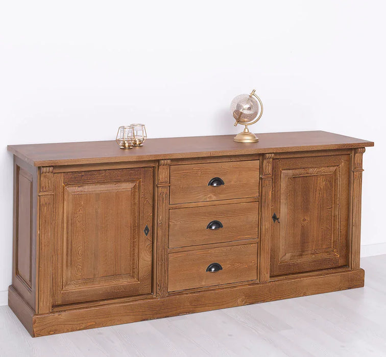 Dreitüriges Sideboard aus Massivholz im Landhausstil mit Ornamenten
