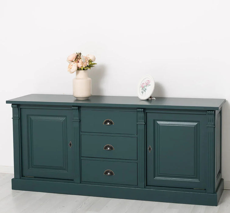 Dreitüriges Sideboard aus Massivholz im Landhausstil mit Ornamenten