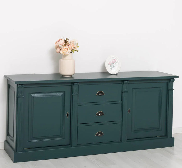 Dreitüriges Sideboard aus Massivholz im Landhausstil mit Ornamenten