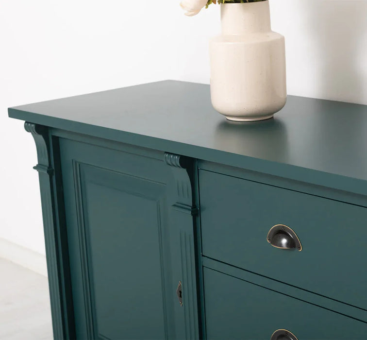 Dreitüriges Sideboard aus Massivholz im Landhausstil mit Ornamenten