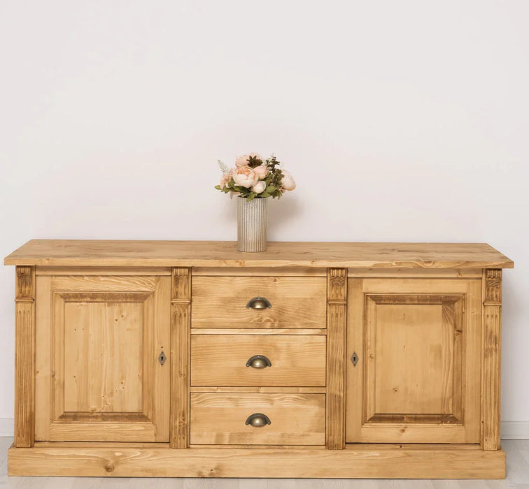 Dreitüriges Sideboard aus Massivholz im Landhausstil mit Ornamenten