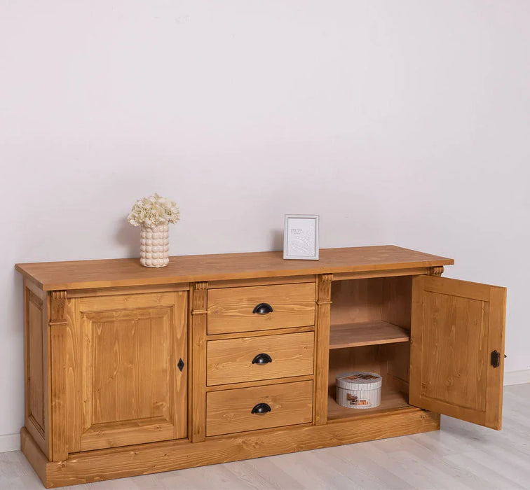 Dreitüriges Sideboard aus Massivholz im Landhausstil mit Ornamenten