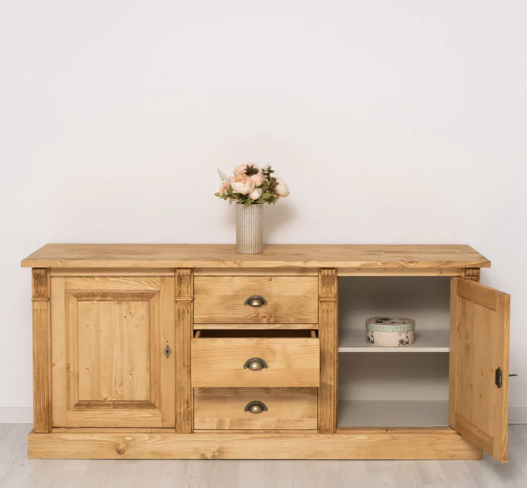 Dreitüriges Sideboard aus Massivholz im Landhausstil mit Ornamenten