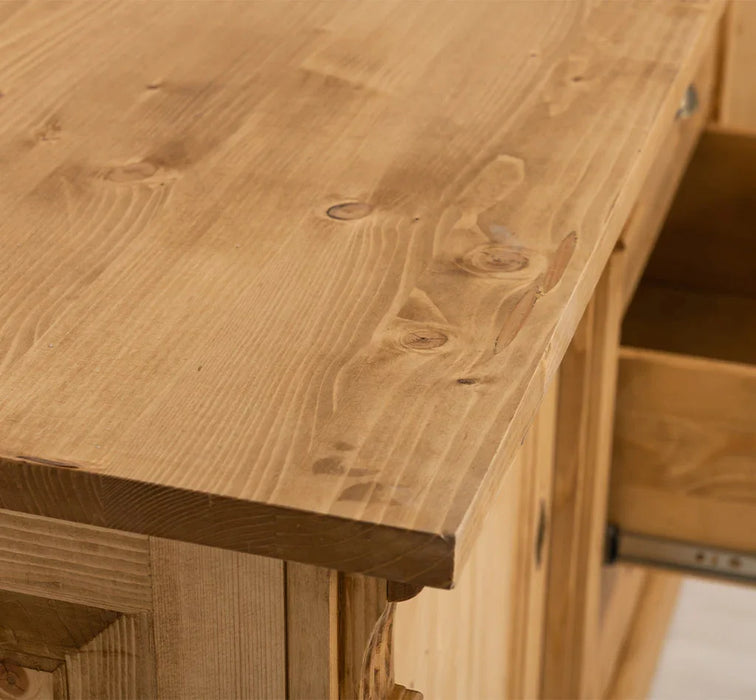 Dreitüriges Sideboard aus Massivholz im Landhausstil mit Ornamenten