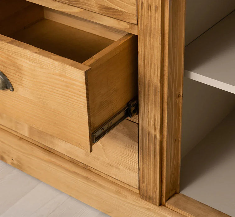 Dreitüriges Sideboard aus Massivholz im Landhausstil mit Ornamenten