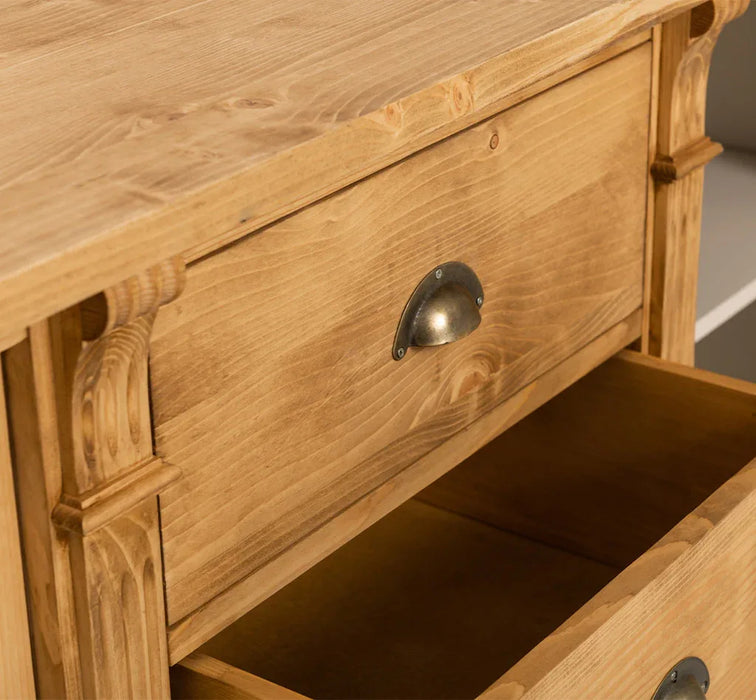 Dreitüriges Sideboard aus Massivholz im Landhausstil mit Ornamenten