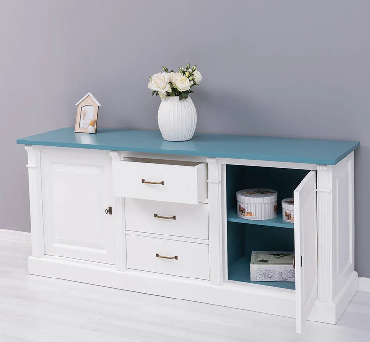 Dreitüriges Sideboard aus Massivholz im Landhausstil mit Ornamenten