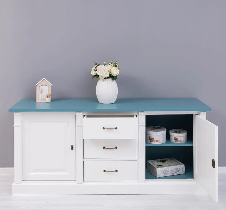 Dreitüriges Sideboard aus Massivholz im Landhausstil mit Ornamenten