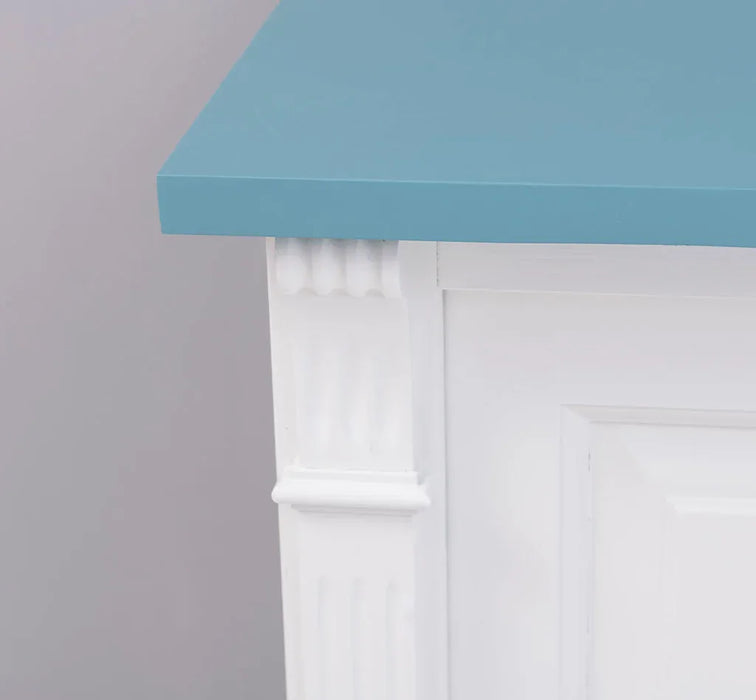 Dreitüriges Sideboard aus Massivholz im Landhausstil mit Ornamenten