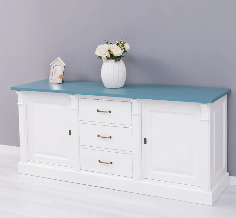 Dreitüriges Sideboard aus Massivholz im Landhausstil mit Ornamenten