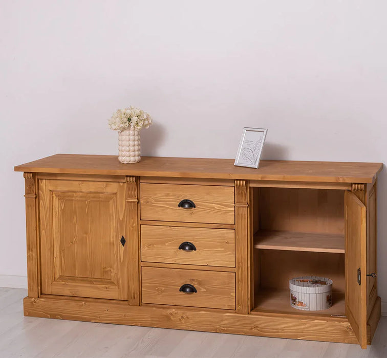Dreitüriges Sideboard aus Massivholz im Landhausstil mit Ornamenten