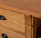 Dreitüriges Sideboard aus Massivholz im Landhausstil mit Ornamenten