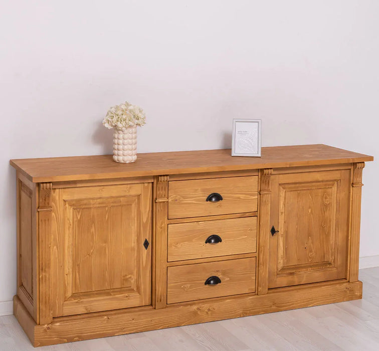 Dreitüriges Sideboard aus Massivholz im Landhausstil mit Ornamenten