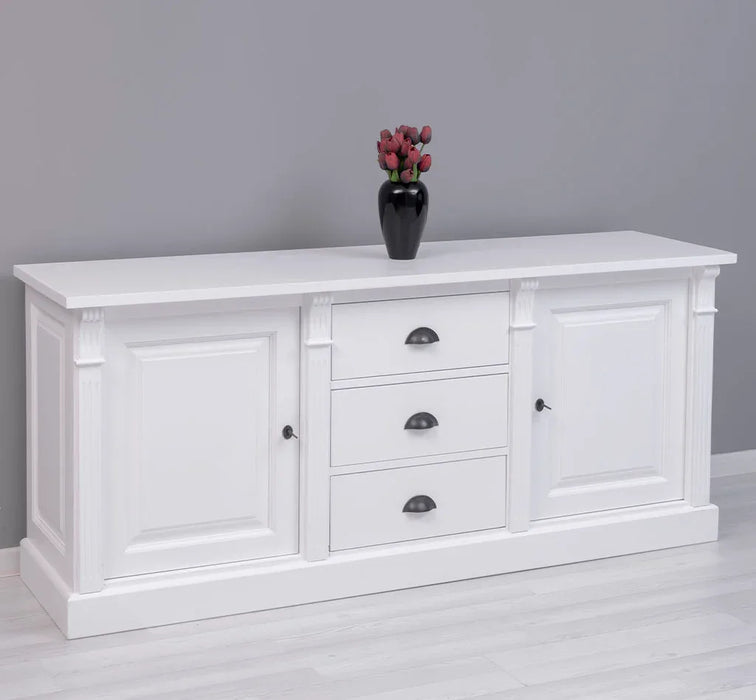 Dreitüriges Sideboard aus Massivholz im Landhausstil mit Ornamenten