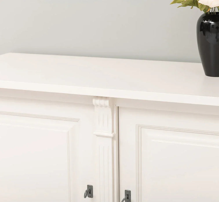 Dreitüriges Sideboard aus Massivholz mit Ornamenten