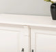 Dreitüriges Sideboard aus Massivholz mit Ornamenten