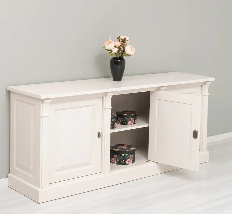 Dreitüriges Sideboard aus Massivholz mit Ornamenten