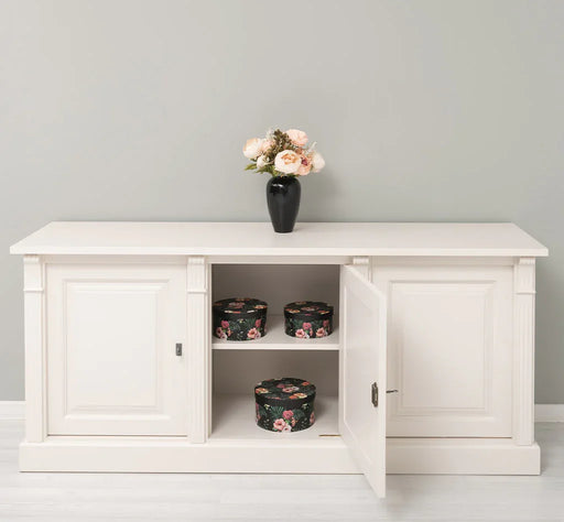 Dreitüriges Sideboard aus Massivholz mit Ornamenten