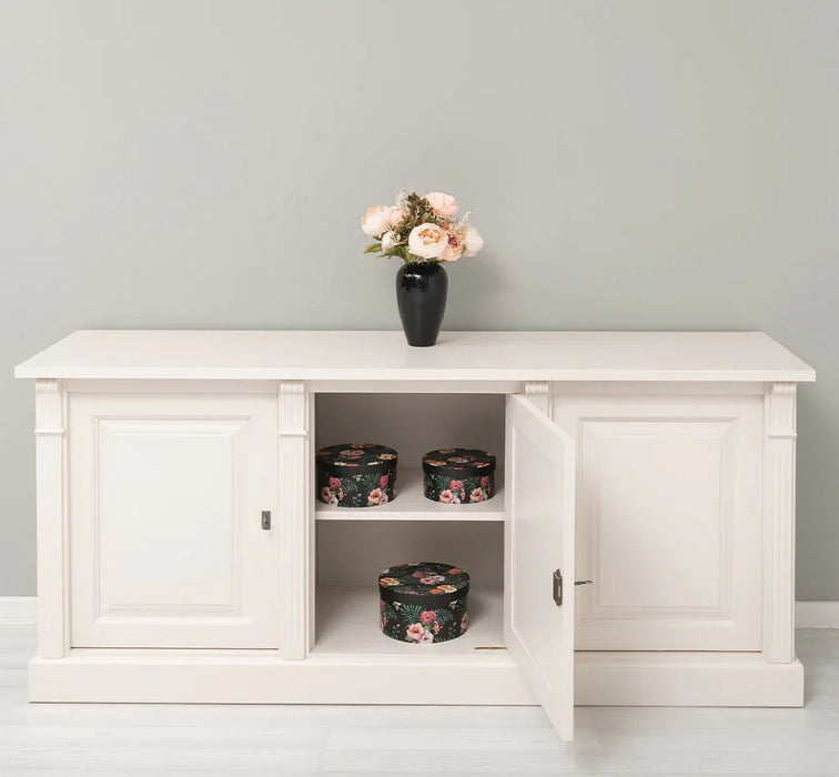 Dreitüriges Sideboard aus Massivholz mit Ornamenten