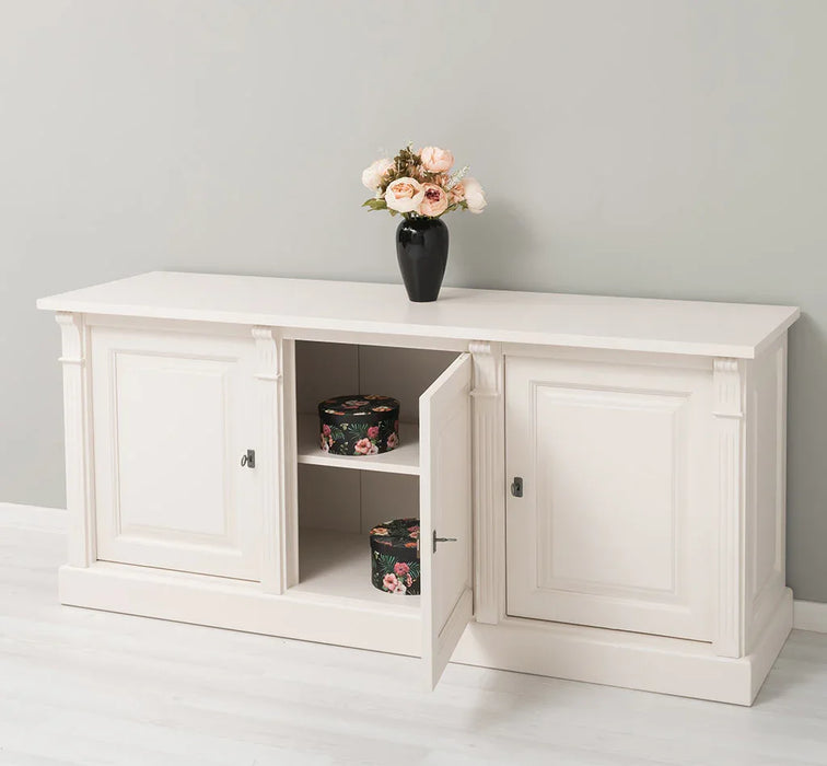 Dreitüriges Sideboard aus Massivholz mit Ornamenten