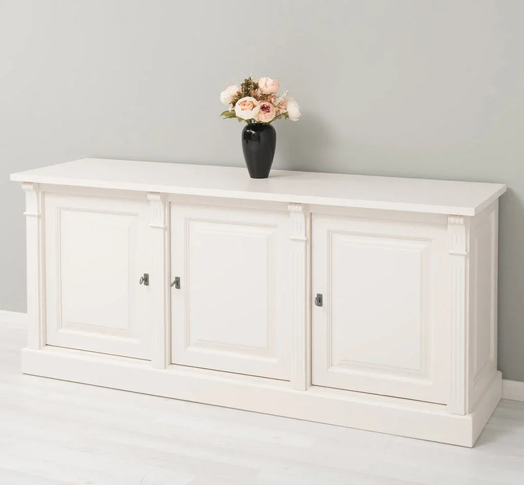Dreitüriges Sideboard aus Massivholz mit Ornamenten