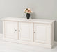 Dreitüriges Sideboard aus Massivholz mit Ornamenten