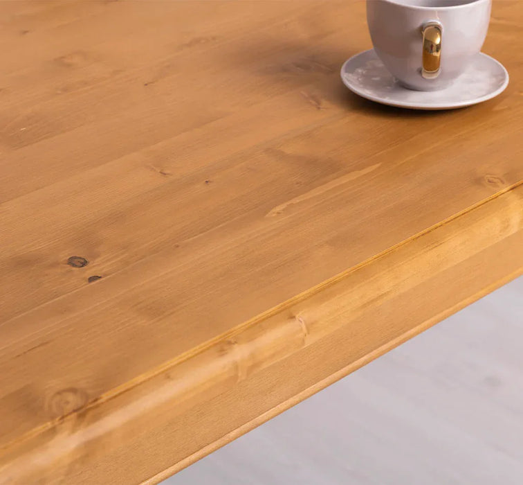 Esstisch aus Massivholz im Landhausstil mit gedrehten Beinen