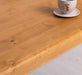 Esstisch aus Massivholz im Landhausstil mit gedrehten Beinen