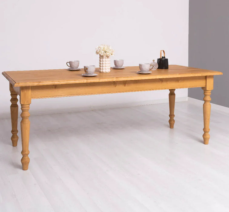 Esstisch aus Massivholz im Landhausstil mit gedrehten Beinen
