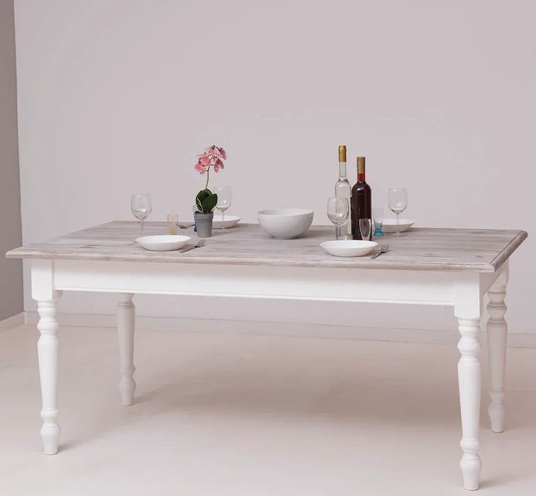 Esstisch aus Massivholz im Landhausstil mit gedrehten Beinen