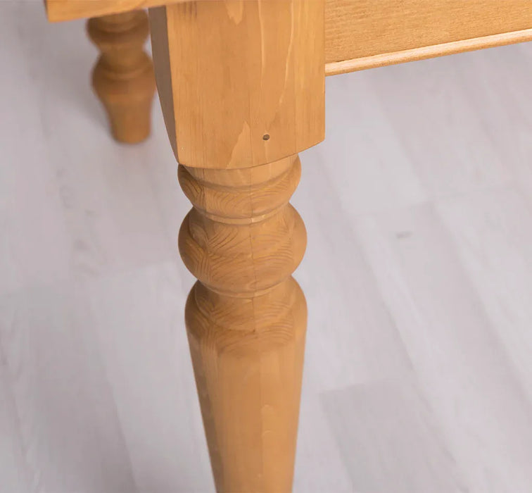 Esstisch aus Massivholz im Landhausstil mit gedrehten Beinen