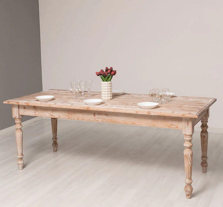 Esstisch aus Massivholz im Landhausstil mit gedrehten Beinen