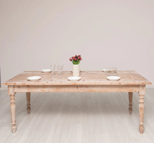 Esstisch aus Massivholz im Landhausstil mit gedrehten Beinen