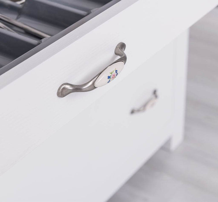 Fünfteilige Küchenzeile aus Massivholz mit Hängeschranken -