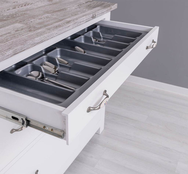 Fünfteilige Küchenzeile aus Massivholz mit Hängeschranken -