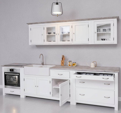 Fünfteilige Küchenzeile aus Massivholz mit Hängeschranken -