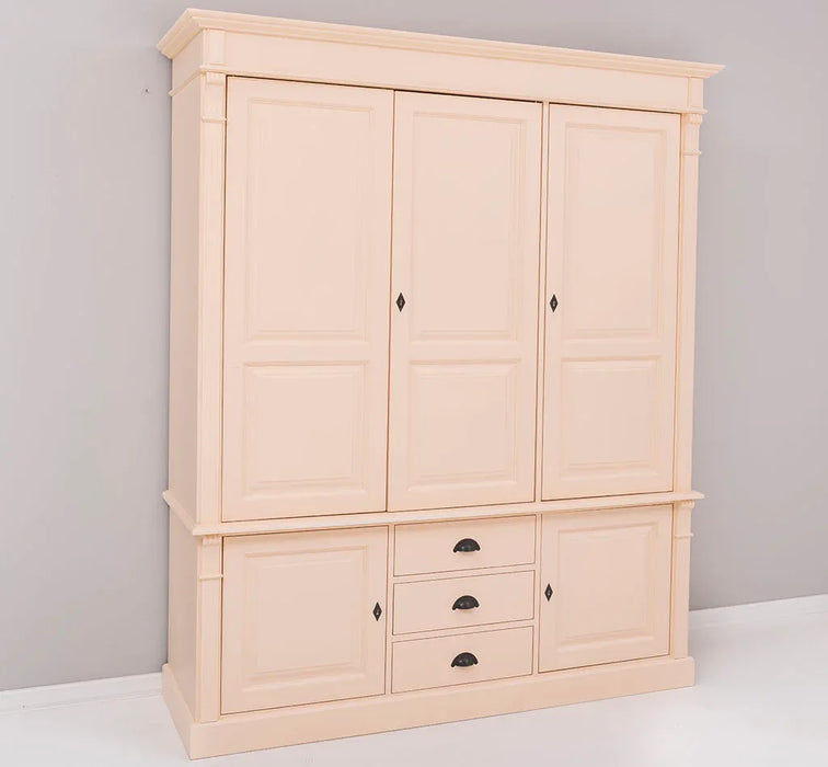 Fünftüriger Kleiderschrank aus Massivholz im Landhausstil mit drei Schubladen