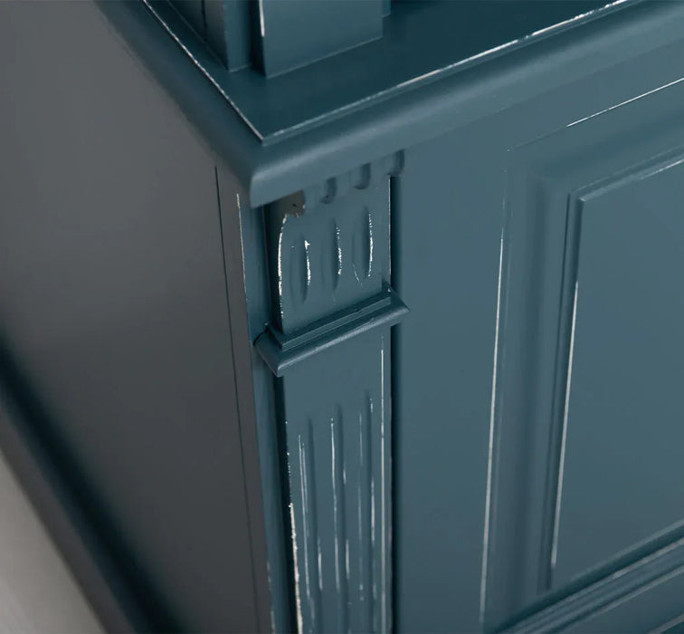 Fünftüriger Kleiderschrank aus Massivholz im Landhausstil mit drei Schubladen